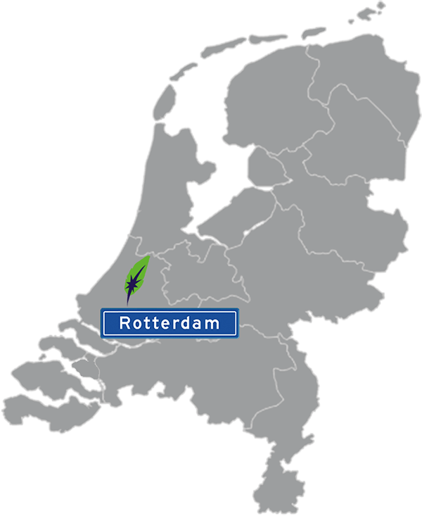 Grijze kaart van Nederland met Rotterdam aangegeven voor maatwerk taalcursus Engels zakelijk - blauw plaatsnaambord met witte letters en Dagnall veer - transparante achtergrond - 600 * 733 pixels